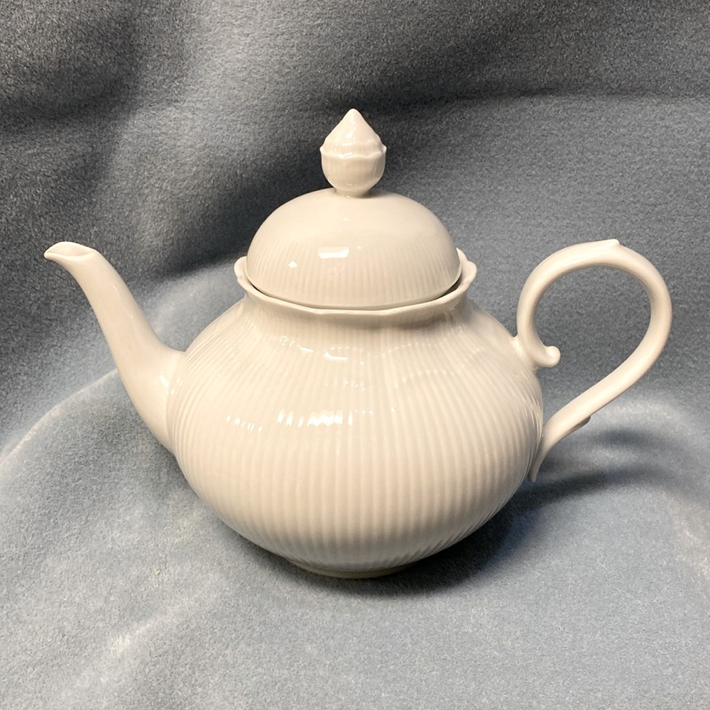 Kaiser ROMANTICA Teapot with lid All White Ribbed/Scalloped